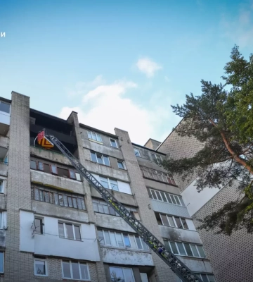 У Львівській області на пожежі в багатоповерхівці вогнеборці врятували семеро людей, - ФОТО