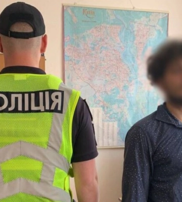 У Києві хлопець розвісив радянську символіку у школі: йому загрожує до 5 років ув&#039;язнення