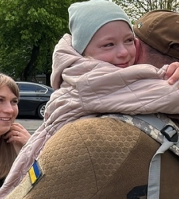 Довгоочікувана зустріч волинського прикордонника з донькою (Відео)