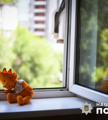 В Одесі 5-річна дитина ледь не випала з 5-го поверху