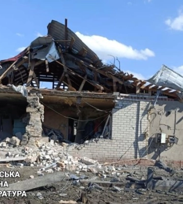 Росіяни обстріляли село на Харківщині, під завалами будинку опинилися двоє людей