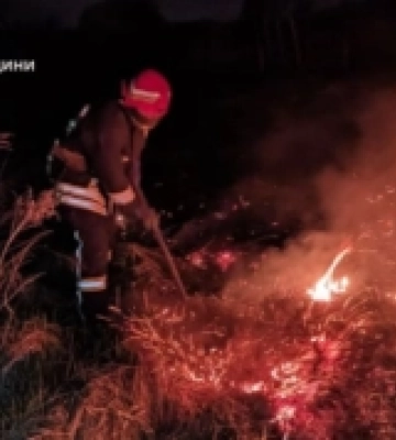 На Львівщині вогнеборці ліквідували шість пожеж сухої трави за добу