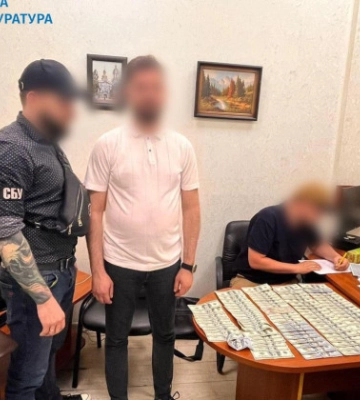 У Києві викрили посадовця міграційної служби, який за $3600 «продавав» посвідки на проживання в Україні