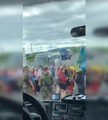 Пасажири автобуса, невдоволені діями ТЦК, перекрили трасу «Тернопіль-Львів»