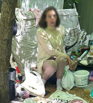 Правоохоронці затримали жінку, яка вчинила наругу над могилами військовослужбовців