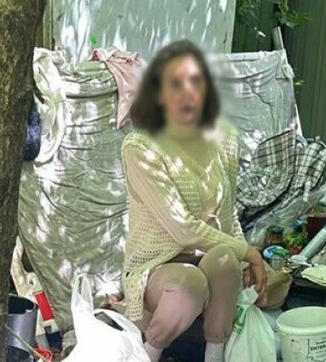Жінка, яка вчинила наругу над могилами воїнів Да Вінчі, Джуса та Петриченка, затримана у Києві, - прокуратура. ФОТО