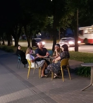 У Луцьку магазин «Сім 23» поставив літній майданчик на велодоріжці 