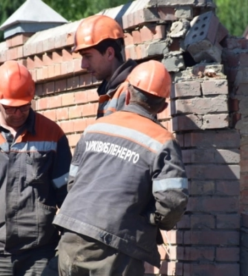Російські військові обстріляли бригаду енергетиків у Донецькій області: є поранений