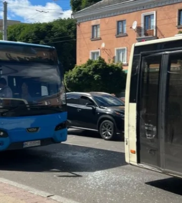 У центрі Луцька зіткнулися дві маршрутки (відео)