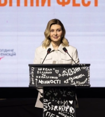 Зеленська подякувала вчителям, які проводять уроки під обстрілами