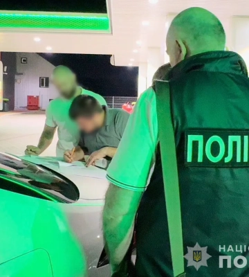 Торгував посвідками на проживання в Україні – посадовця Державної міграційної служби викрили на отриманні 3600 доларів