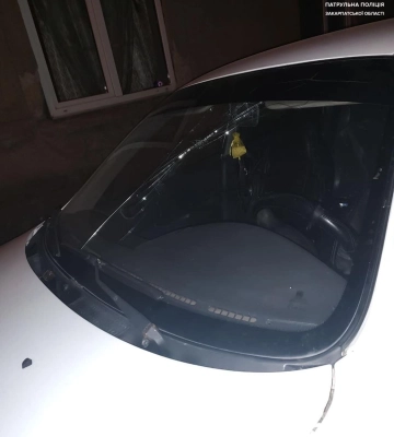 В Ужгороді розшукали чоловіка, який напав на іншого та пошкодив авто