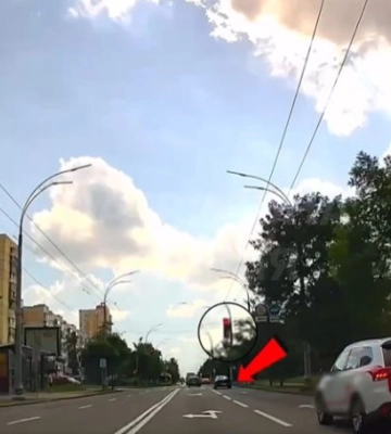 На очах у поліції проїхав на червоний сигнал світлофора: у Києві покарали водія Volkswagen, відео
