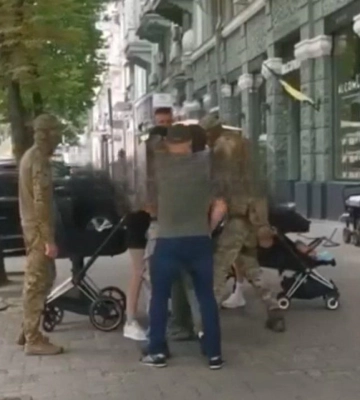 У Дніпрі невідомі напали на добровольця Дмитра &quot;Сина&quot; Павлова, коли той гуляв з дитиною, – ЗМІ
