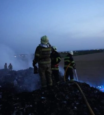 Гасили до ночі: Підрозділи ДСНС Закарпаття локалізували пожежу на сміттєзвалищі