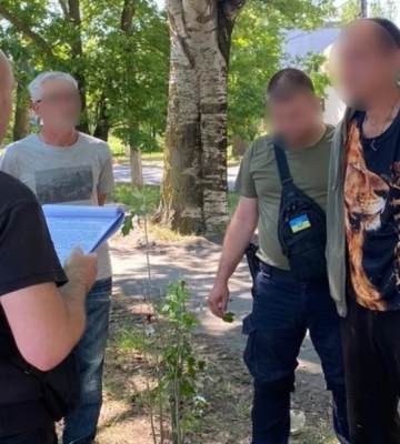 У Херсоні поліціянти затримали чоловіка, який намагався продати автомат