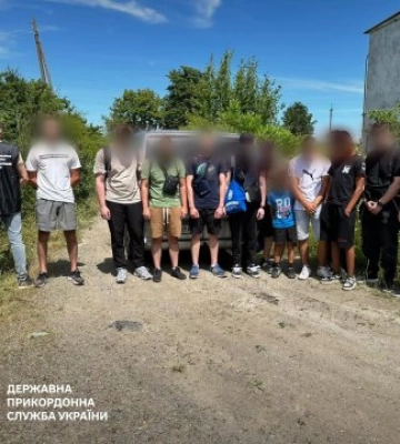 Прикордонники на Закарпатті зупинили автівку, в якій, окрім водія, перебувало 8  непростих пасажирів