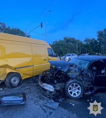 Водій BMW влетів у мікроавтобус на Львівщині та потрапив у реанімацію