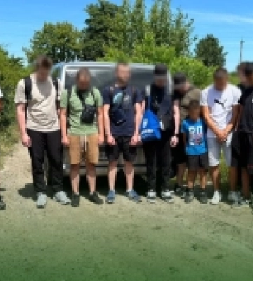 Чекали з гумовим човном у кущах: на Закарпатті троє неповнолітніх хотіли переправити групу чоловіків в Угорщину