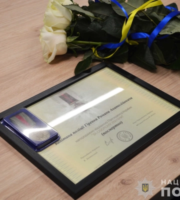 Героїчно загинули на Донеччині: у Луцьку дружинам поліцейських вручили їхні посмертні нагороди. Фото