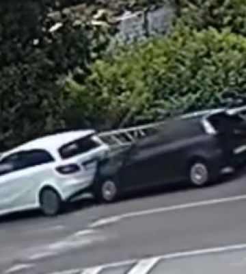 У Луцьку на кільці Fiat «буцнув» Mercedes 