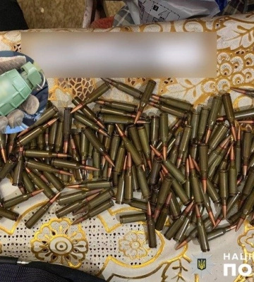 На Полтавщині у чоловіка знайшли цілий військовий арсенал: поліція вилучила гранати та набої