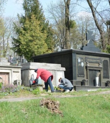29 цвинтарів Львівської громади готують до свята Зіслання Святого Духа