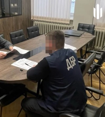 На Львівщині судитимуть правоохоронця, який переправляв чоловіків через кордон під виглядом водіїв