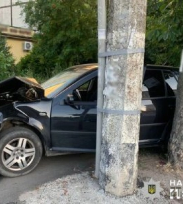 У Житомирі зіткнулися дві автівки, одна з яких вилетіла на тротуар та травмувала пішоходів