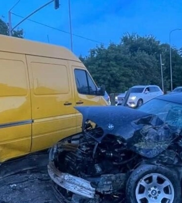 Водій BMW влетів у мікроавтобус на Львівщині та потрапив у реанімацію