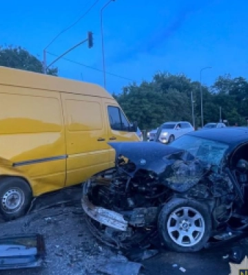 Водій BMW влетів у мікроавтобус на Львівщині та потрапив у реанімацію