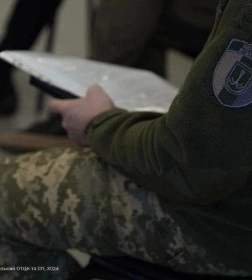 В Одесі водій «протягнув» працівників ТЦК на капоті автівки: його розшукують