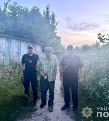 На Берегівщині поліцейські розшукали дідуся, який 12 годин блукав у лісі