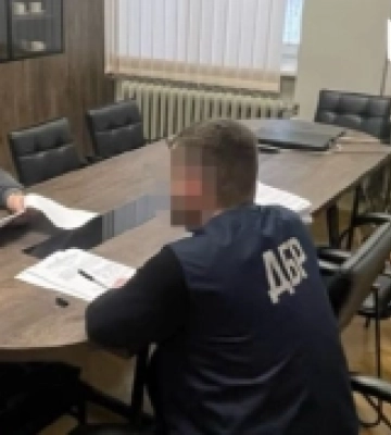 На Львівщині судитимуть правоохоронця, який переправляв чоловіків через кордон під виглядом водіїв