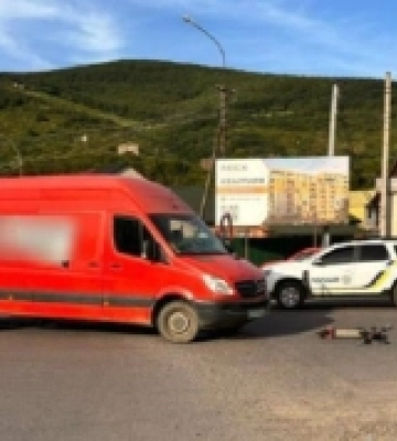 У ДТП у Виноградові постраждало двоє неповнолітніх на електросамокаті