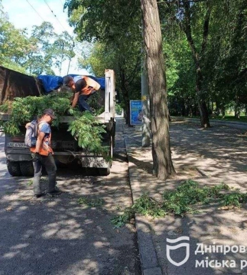 Негода у Дніпрі: як комунальники впорались із наслідками урагану