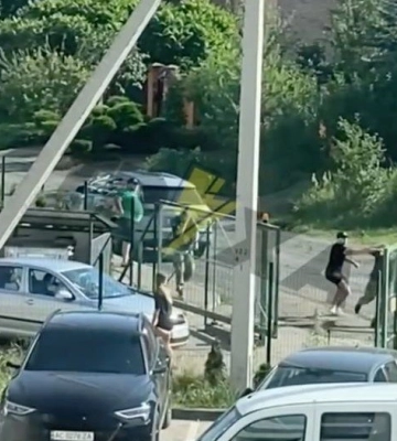 У Луцьку на військовослужбовців напали з газовим балончиком. Відео