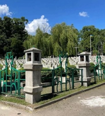 У Львові напередодні свята Зіслання Святого Духа прибирають сміття на кладовищах