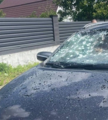 У Бучі невідомий сів у авто до чоловіка і вимагав відвезти до кордону. Згодом він підірвав гранату
