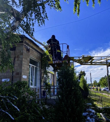 У Краснопіллі співробітники ДСНС допомогли ліквідувати наслідки негоди (відео)