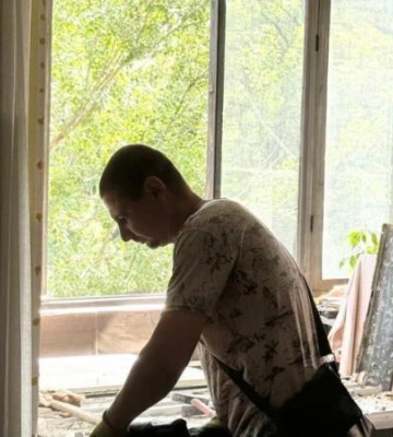 У Дніпрі встановлюють вікна у будинках, які постраждали внаслідок ракетної атаки 4 червня
