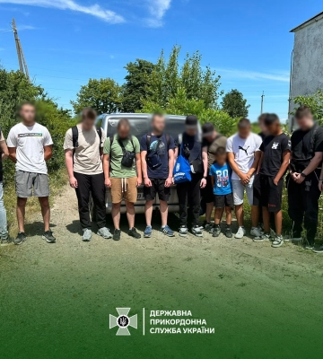 Чекали з гумовим човном у кущах: на Закарпатті троє неповнолітніх хотіли переправити групу чоловіків в Угорщину