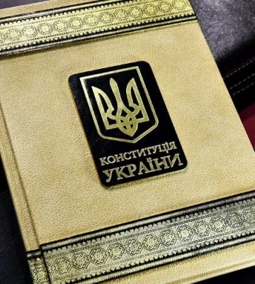 Диктант у підземці: як Дніпро святкуватиме День Конституції