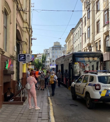 У Чернівцях на Університетській тролейбус наїхав на велокур'єра Glovo
