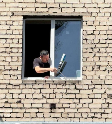 У Дніпрі встановлюють вікна у будинках, які постраждали внаслідок ракетної атаки 4 червня