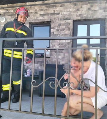 У Рівному 2-річний хлопчик застряг у металевій конструкції (ВІДЕО)