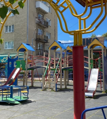 Як у Надвірній виглядають дитячі майданчики: фоторепортаж
