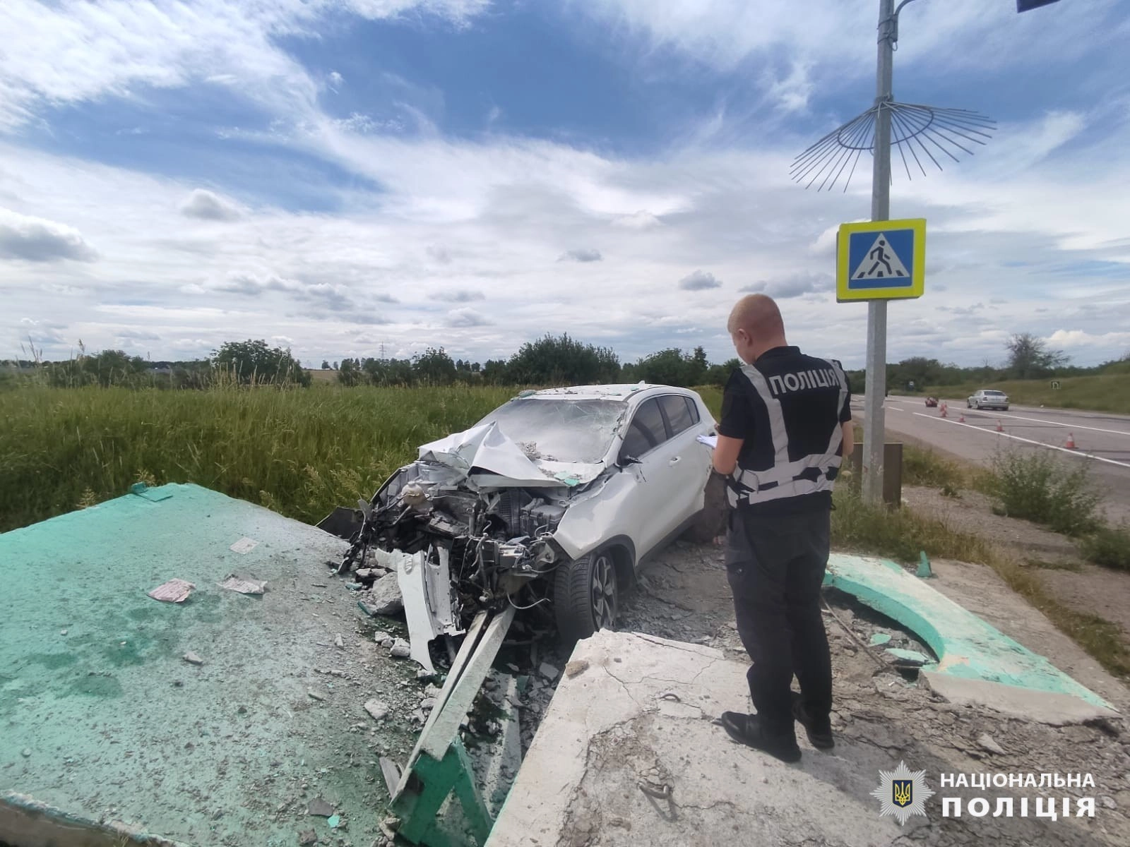 ДТП под Харьковом: автомобиль врезался в остановку, есть пострадавшие -  Региональные новости