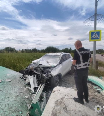 ДТП під Харковом: автівка врізалась в зупинку, є постраждалі