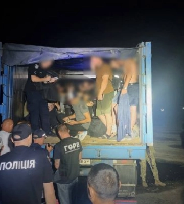 Новий антирекорд. На кордоні з Молдовою затримали фуру з 40 чоловіками у причепі